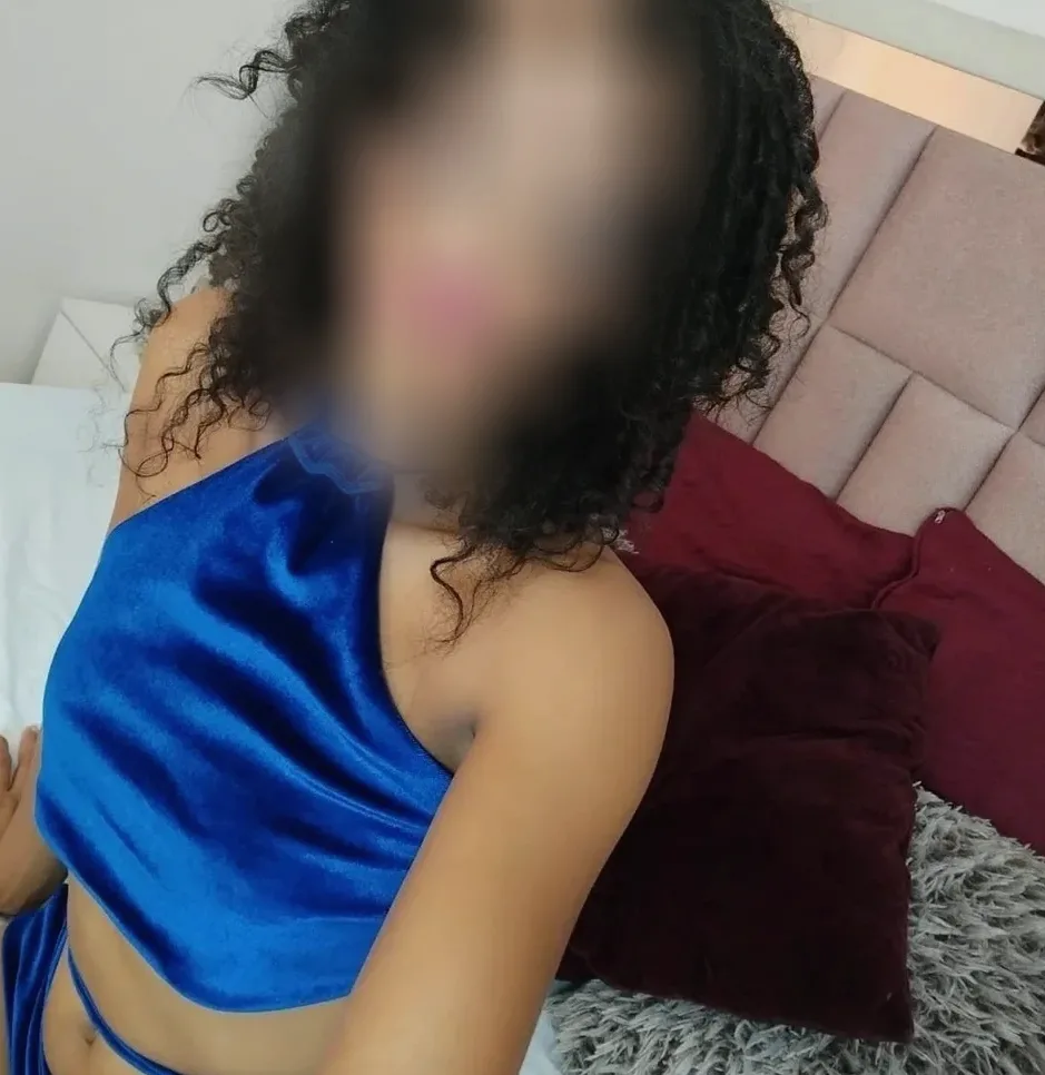 Amela, 28