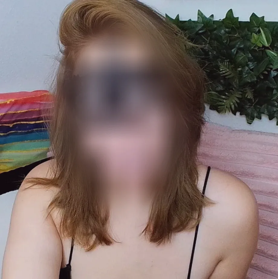Amira, 29